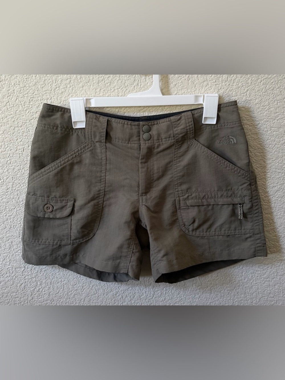 The North Face women’s size 8 Olive Green Utility Cargo Shorts Hiking Nylon